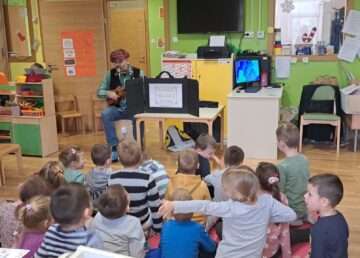 Učili smo o razvrstavanju otpada kroz predstavu „Odvoji po boji“